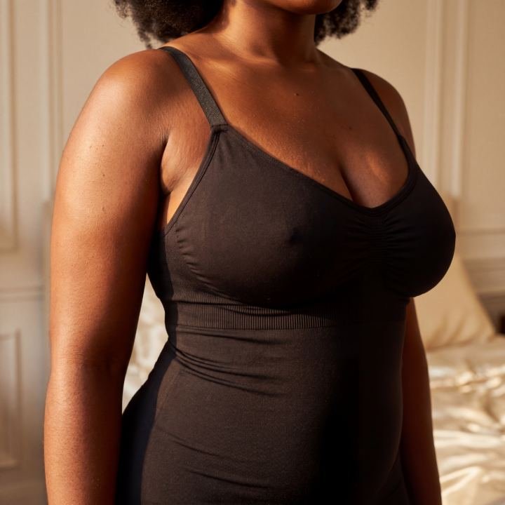 Femme portant un body sculptant marron, cadrage serré sur le buste