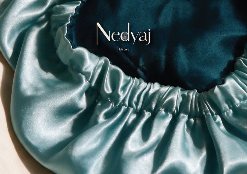 Bonnet en satin turquoise avec l'étiquette Nedyaj